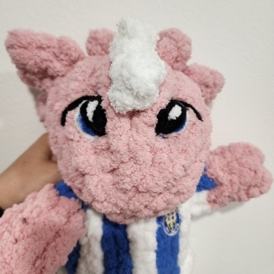 Pelúcia cor-de-rosa com cabelo branco e camisola às riscas azuis e brancas