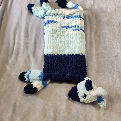 Cachecol felpudo azul e branco com franjas e detalhe de rosto e orelhas