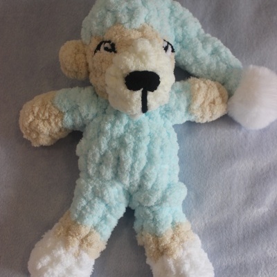 Pelúcia de urso com pijama azul claro e touca com pompom branco