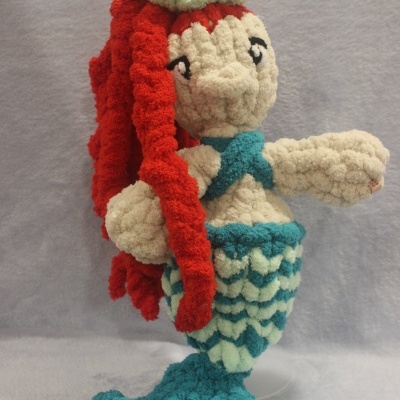 Pelúcia artesanal de sereia em chenille com cabelo vermelho e cauda azul