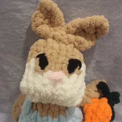 Pelúcia de coelho felpudo segurando uma cenoura