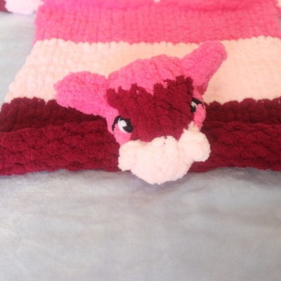 Tapete em tecido macio rosa, vermelho e branco com cabeça decorativa