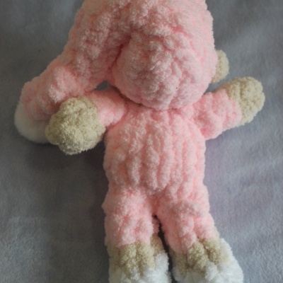 Pelúcia rosa e creme com textura peluda em fundo cinzento