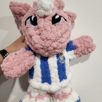 Pelúcia de unicórnio rosa com camisola do FC Porto azul e branca.