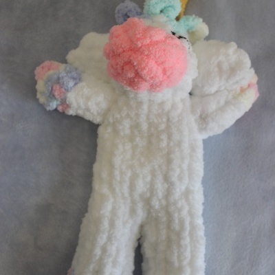 Fato de pelúcia branco para criança com detalhes coloridos e nariz cor-de-rosa, textura felpuda