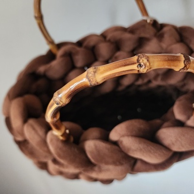 Mala castanha de tecido trançado com alças de madeira clara