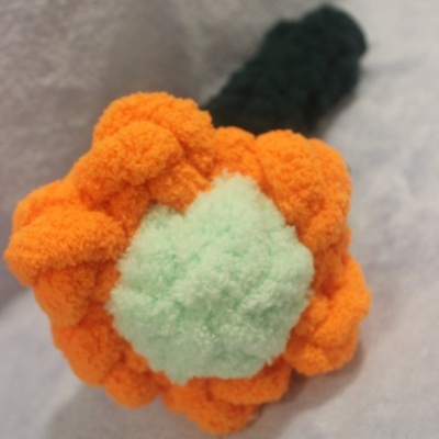 Flor decorativa felpuda com pétalas laranjas e centro verde claro