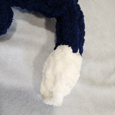 Tecido felpudo azul escuro e branco sobre fundo cinza claro