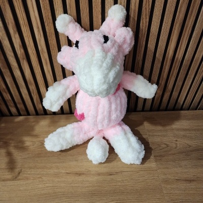 Pelúcia rosa e branca felpuda sobre superfície de madeira