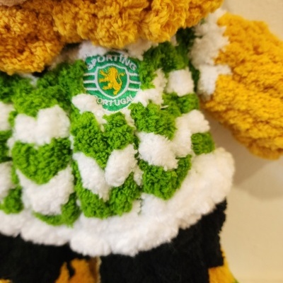 Urso de peluche Sporting Portugal com padrão verde e branco e amarelo