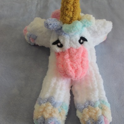 Pelúcia de unicórnio branca felpuda com chifre amarelo e crina azul