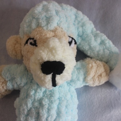 Peluche macio azul claro e bege com gorro e pompom branco