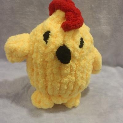 Pelúcia amarela de galinha com crista vermelha e bico preto