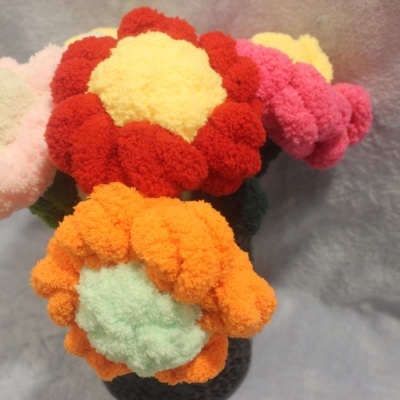 Bouquet de flores felpudas coloridas feitas à mão