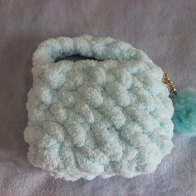 Mala de mão azul clara felpuda com pompom azul