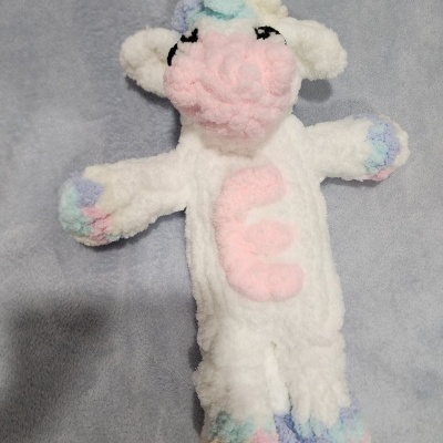 Boneco de peluche unicórnio branco com detalhes coloridos