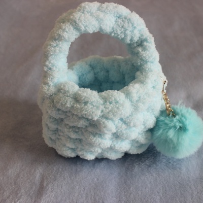 Mala pequena azul claro felpuda com alça e pompom