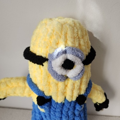 Boneco Minion de tecido felpudo amarelo com jardineira azul e óculos