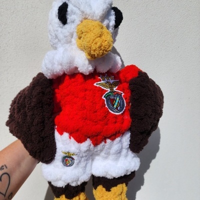 Boneco de peluche águia com emblema do Benfica em fundo branco