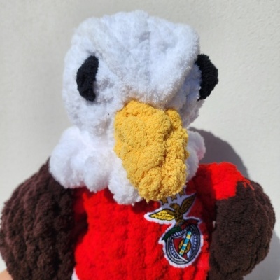 Peluche de águia felpuda com camisola vermelha e emblema bordado