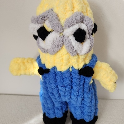 Boneco de peluche amarelo e azul com olhos grandes e felpudos