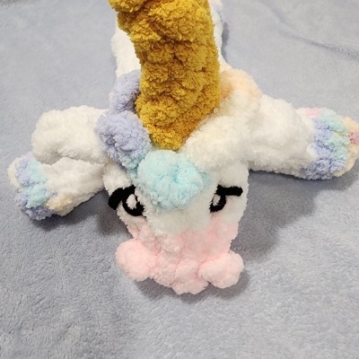 peluche colorido felpudo com chifre amarelo