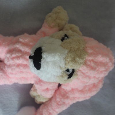 Gorro rosa com pompom branco e rosto de cão em lã