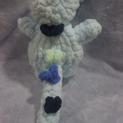 Pelúcia artesanal azul claro com corações azuis e verdes e textura felpuda