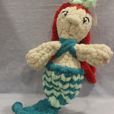 Boneca de malha de sereia com cabelo vermelho e cauda azul