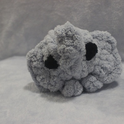 Pelúcia cinzenta em forma de elefante com olhos pretos