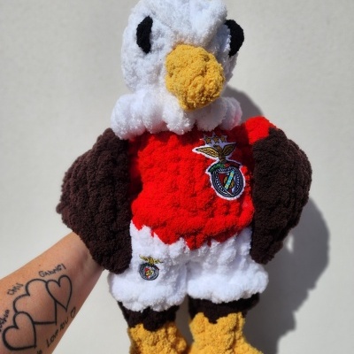 peluche águia branca vermelha e castanha com emblema SL Benfica