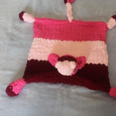 Travesseiro de pelúcia rosa, rosa claro e borgonha com detalhes em forma de orelhas e rabo