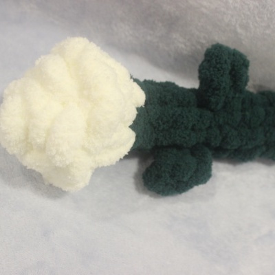 Flor feita de tecido felpudo branco e verde sobre fundo branco