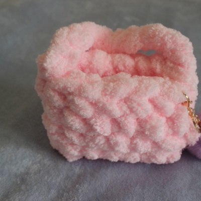 Bolsa de mão felpuda cor-de-rosa claro com pompom lilás