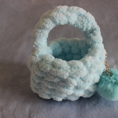 Bolsa felpuda azul com pompom azul