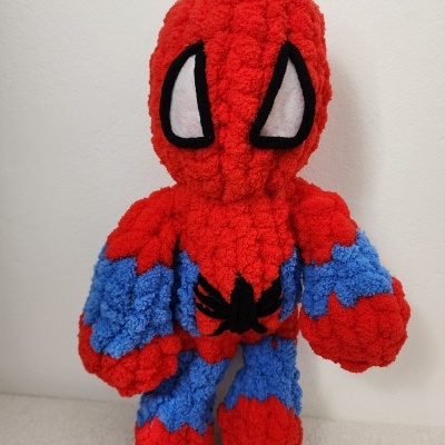 Boneco de peluche vermelho e azul do Spider-Man