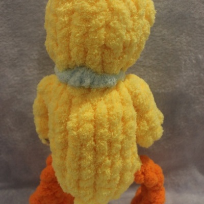 Pelúcia amarela e laranja de pato vista de costas com textura felpuda