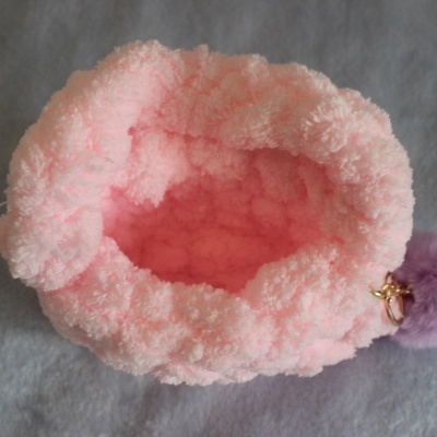 Bolsa pequena felpuda cor-de-rosa com pompom roxo