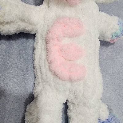 Roupa para bebé branca felpuda com padrão de flor cor-de-rosa
