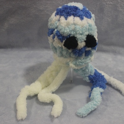 Pelúcia polvo azul e branco com olhos pretos