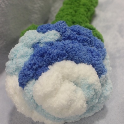 Flor de pompons em lã felpuda azul, branco e verde