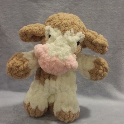 Boneco de peluche de vaca com cores bege, branco e rosa