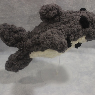 Pelúcia de tubarão cinzenta e branca com base transparente