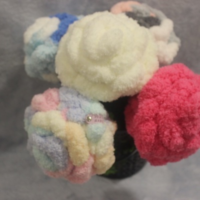 Bouquet de flores felpudas coloridas feitas à mão