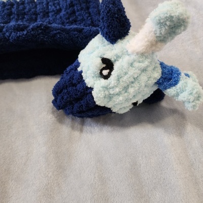 Meias de lã azul escura e clara felpudas com olho bordado sobre fundo cinza