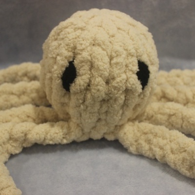 Pelúcia em forma de polvo creme com olhos pretos