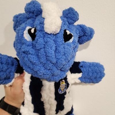 Boneco de pelúcia azul e branco com padrão às riscas