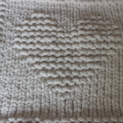 Tapete creme com textura espessa e padrão em relevo