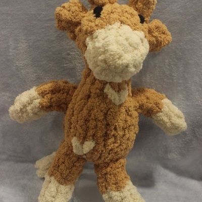 Pelúcia de girafa castanha e branca de tecido felpudo