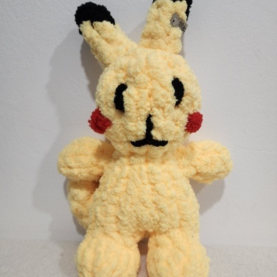 Boneco de peluche amarelo claro com orelhas pretas e bochechas vermelhas